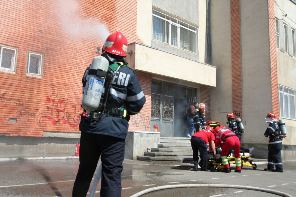 Pompierii constănțeni fac acțiuni de prevenție în școli - sectevenpompieri-1421229978.jpg