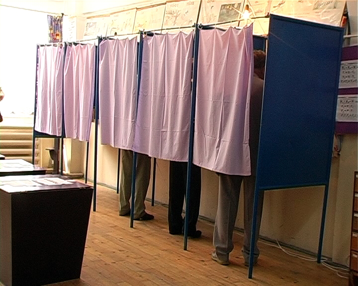 Chișinău: Sute de oameni nu au reușit să voteze din cauza cozilor de la secțiile de votare - sectievotare-1401053600.jpg