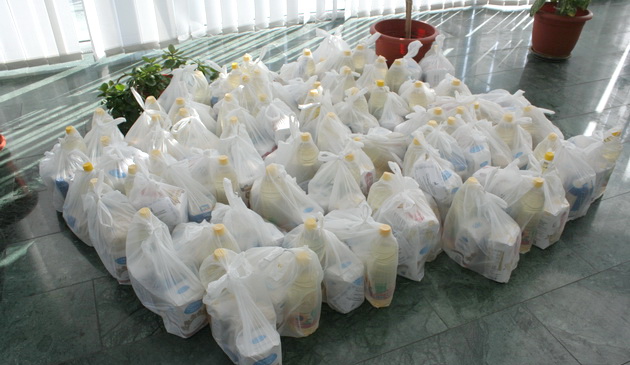 Se distribuie pachetele alimentare la Mangalia - sedistribuie-1418635394.jpg