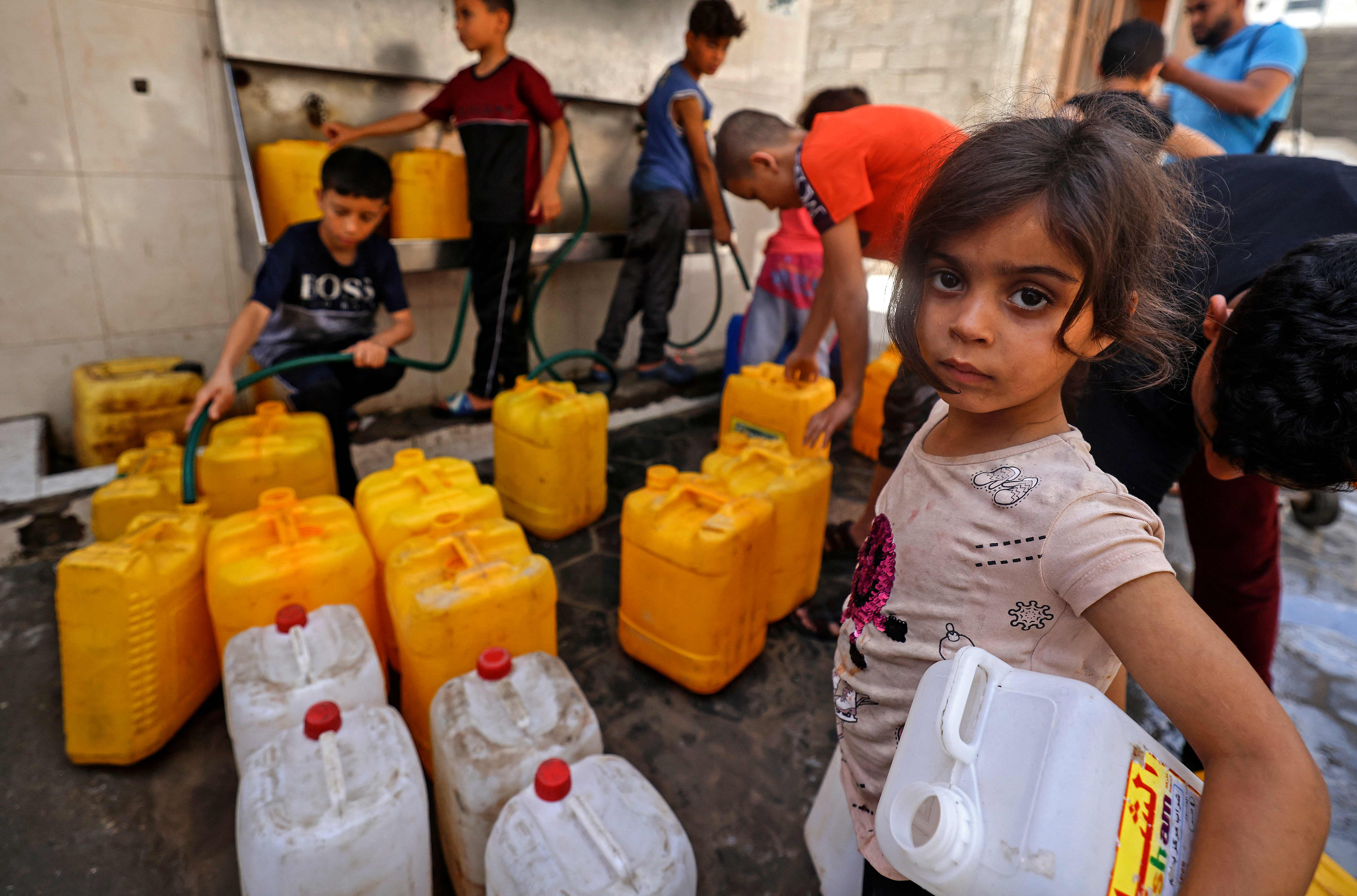 ONU: În Gaza se termină apa, alimentele și combustibilii - sei79732162-1697475962.jpg