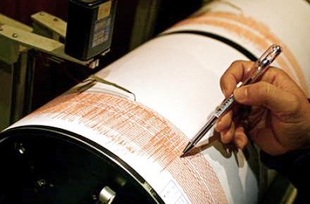 Pakistanul, zguduit de un cutremur  cu magnitudinea 5,3 - seismograf1-1351547463.jpg