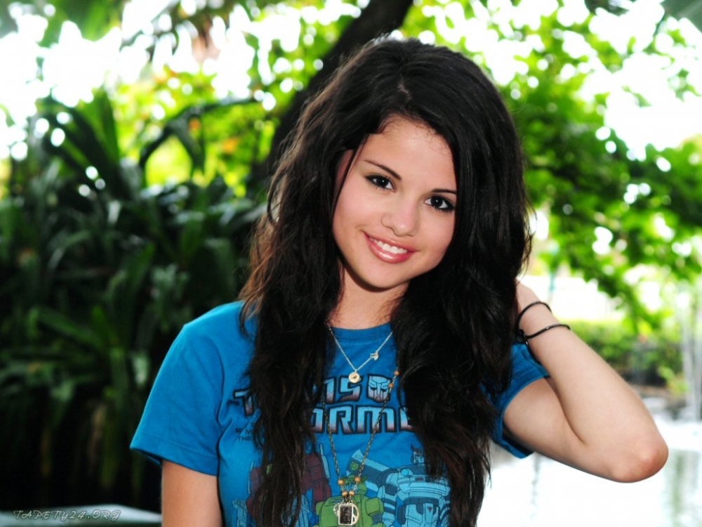 Selena Gomez va fi gazda MTV Europe Music Awards de anul acesta - selenagomez2182-1317041621.jpg