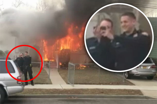 Doi polițiști și-au făcut selfie cu o casă în flăcări - selfiefirepolicecopsphotohouseun-1483890983.jpg