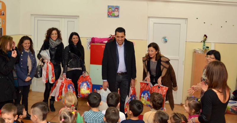 Senatorul Gigi Chiru a oferit cadouri copiilor de la grădinițele din Constanța - senatorulgigichiruaoferit-1419011216.jpg