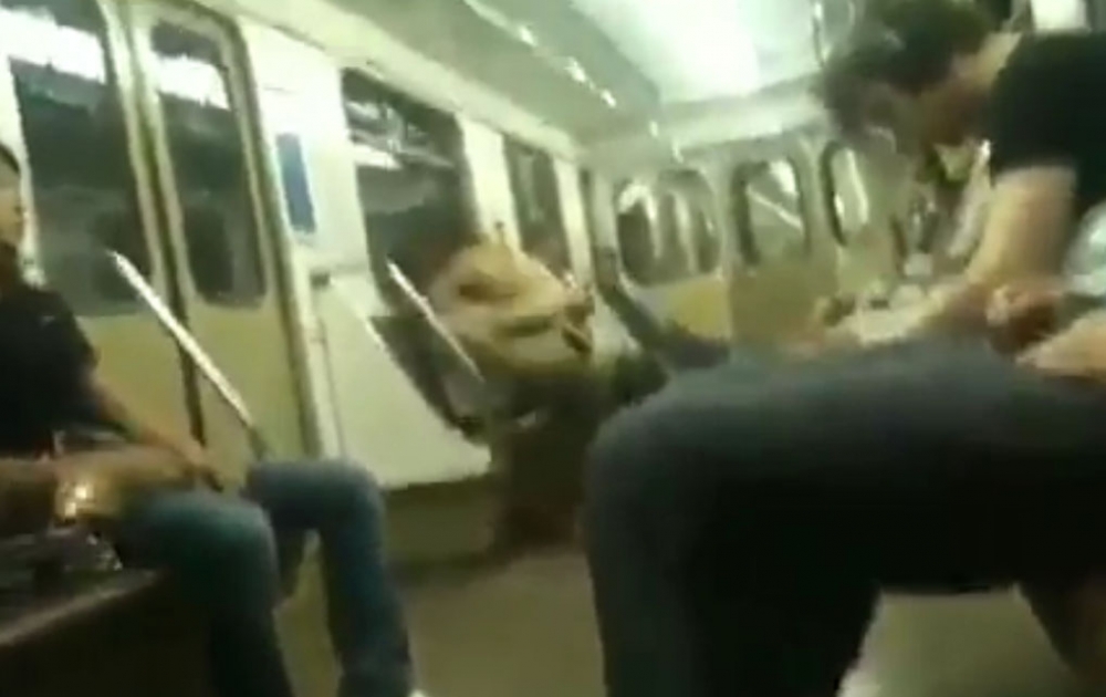Doi tineri ce voiau să facă sex în metrou au fost luați la bătaie de călători / Video - sex-1337957050.jpg