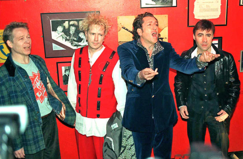 O expoziţie dedicată trupei Sex Pistols şi violenţei punk, vernisată la Londra - sexpistols-1656691925.jpg