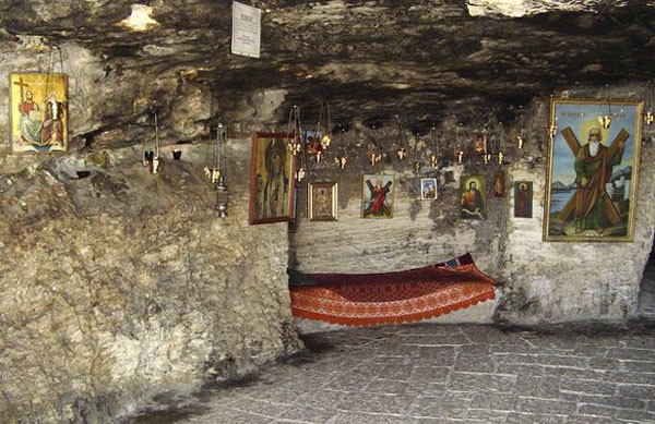 200 de jandarmi asigură paza, astăzi, la Mănăstirea Sf. Apostol Andrei - sfandreipestera-1322603893.jpg