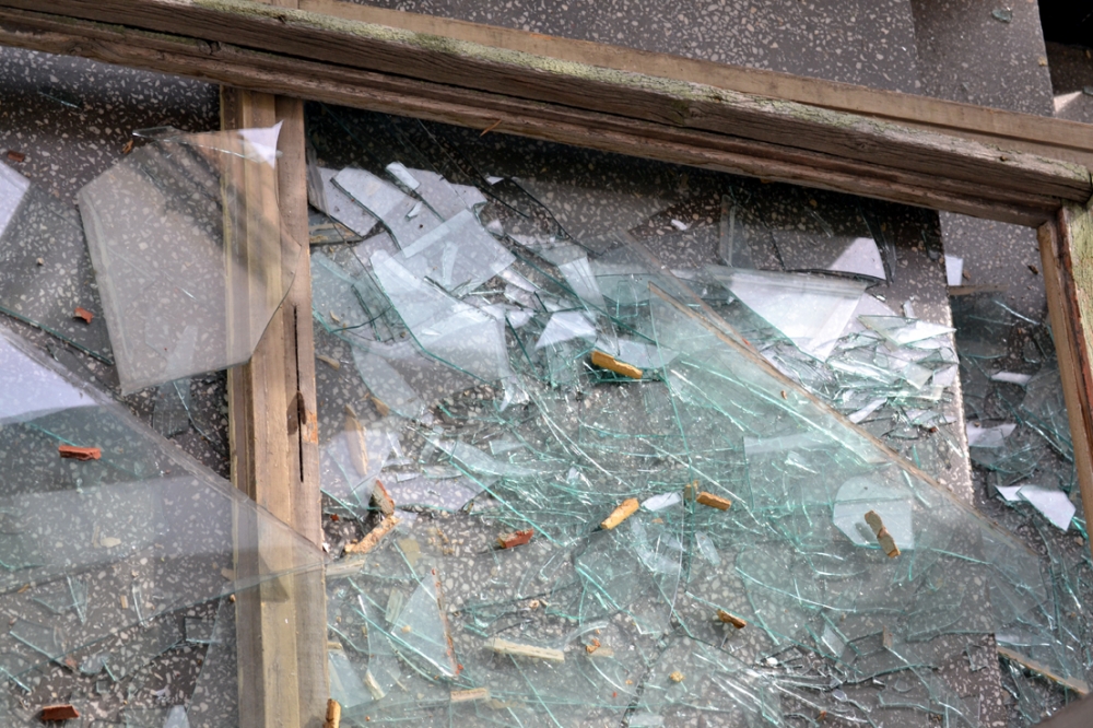 Și-a agresat mama, după care a spart geamurile de la casă - siaagresatmamaaspartgeamuri-1402594283.jpg