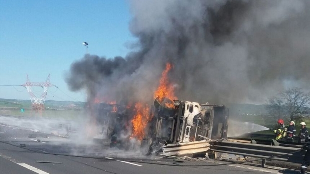 O cisternă cu vin s-a răsturnat pe autostradă și a luat foc - sibiu61878400-1524331181.jpg
