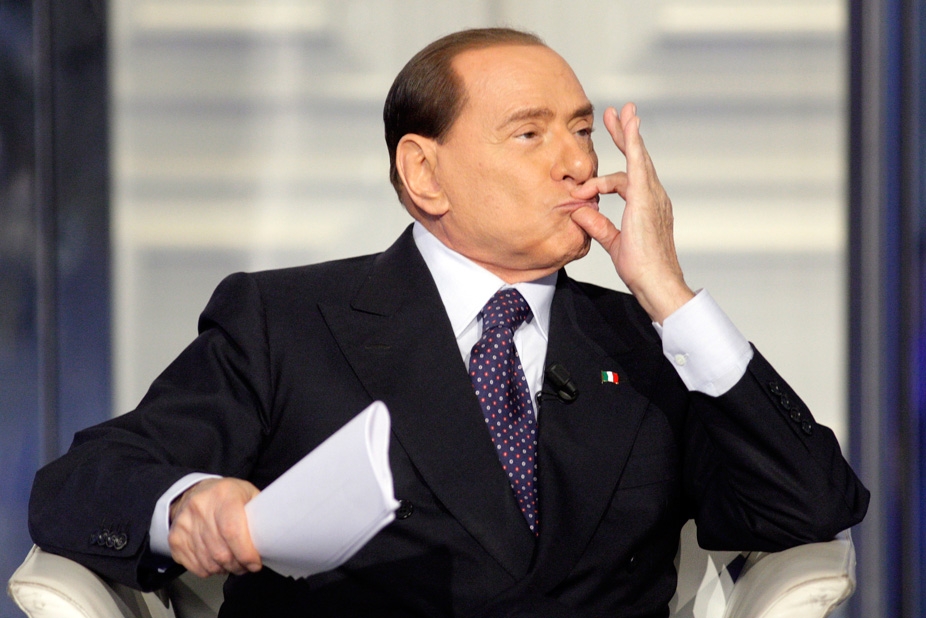 Berlusconi, ultima sa vizită la un centru pentru bătrâni! - silvioberlusconionstage-1425635046.jpg