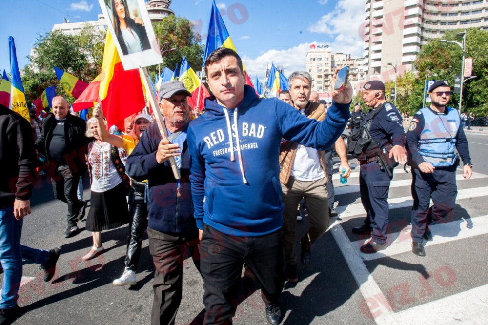 Jandarmeria: Şapte amenzi şi un dosar penal, în urma protestului din Bucureşti - simionprotestrzv1024x682-1664779327.jpg