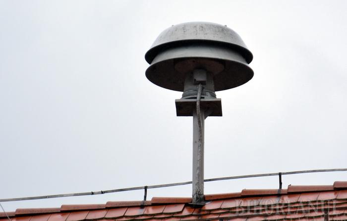ULUITOR! O sirenă de alarmare nu funcționează, pentru că există riscul să cadă țiglele de pe un acoperiș - sirena7-1509017277.jpg