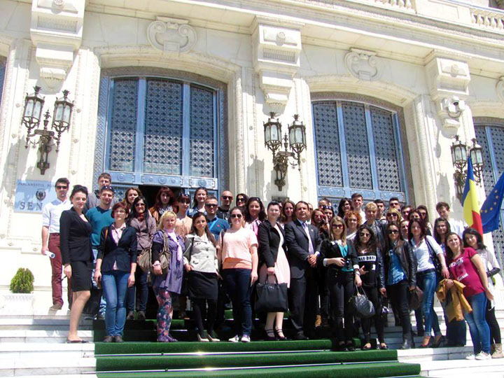 Studenți șaguniști, în vizită de studiu la Palatul Parlamentului și la Palatul Cotroceni - sitestudentiisagunisti-1400514608.jpg