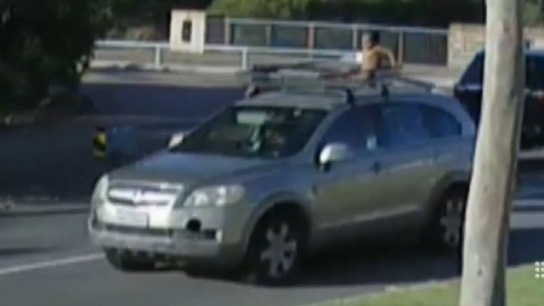 VIDEO. Situație incredibilă în trafic! O mamă s-a plimbat cu copilul pe plafonul mașinii - situatieincredibilaintraficomama-1546778954.jpg