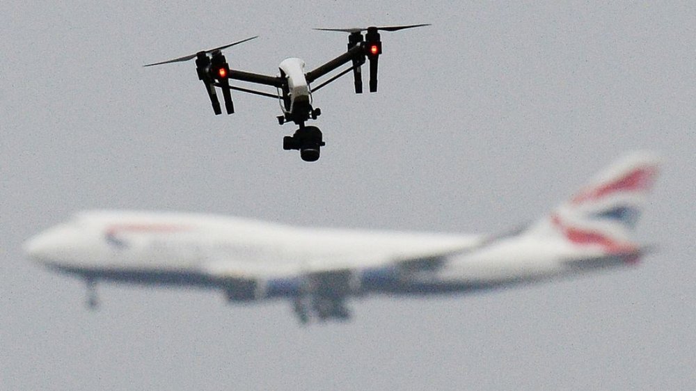 Un român din Marea Britanie, acuzat că a ridicat ilegal o dronă lângă Aeroportul Heathrow în Ajunul Crăciunului - skynewsdroneaircraftairport45404-1547983776.jpg