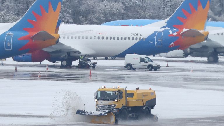 Haos în Marea Britanie din cauza zăpezii! Curse aeriene amânate, români blocaţi în aeroport - skynewsmanchesterairport5992807-1670835261.jpg
