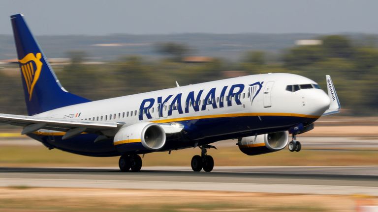 Ministerul de Externe avertizează: Vor fi greve la companiile aeriene Ryanair și Iberia în zilele următoare - skynewsryanairpalmaairport467615-1568969928.jpg