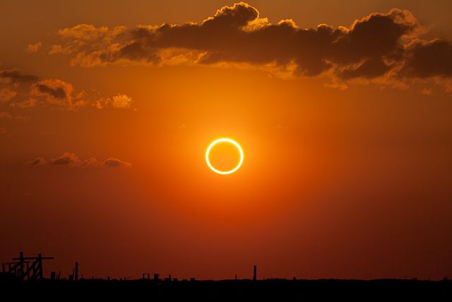 Eclipsa de Soare, vizibilă și din România, va afecta rețeaua electrică din Europa - slide25305116789-1426594676.jpg