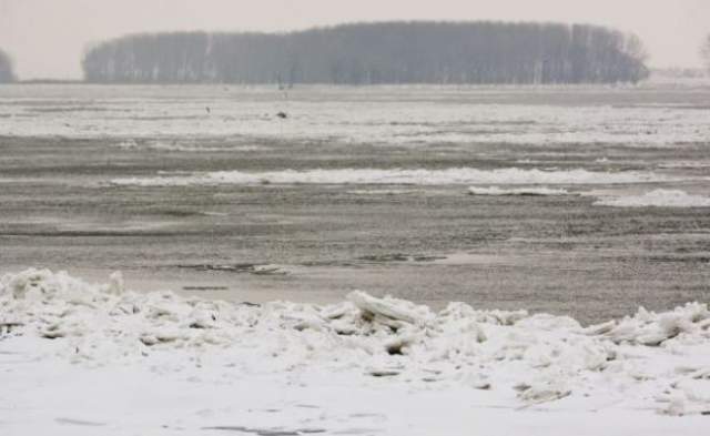 Topirea gheții de pe Dunăre, monitorizată 24 de ore din 24 - sloiurileingreuneazacirculatiape-1330888863.jpg