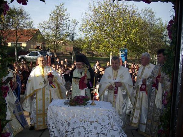 BOR: Nunțile vor avea loc doar în biserică. Patriarhia interzice slujba în aer liber - slujba-1362155000.jpg
