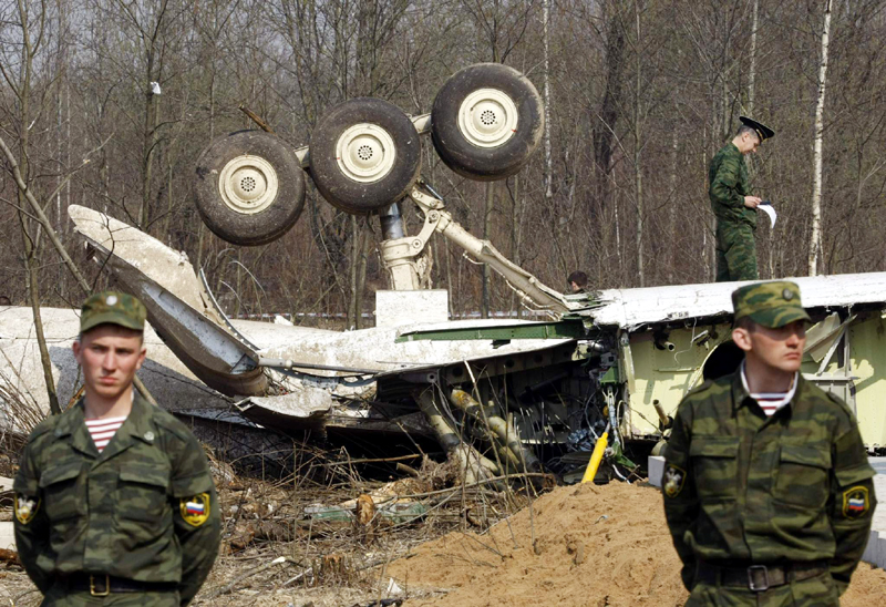 Urme de explozibil, descoperite pe epava avionului prăbușit la Smolensk - smolensk-1351600937.jpg