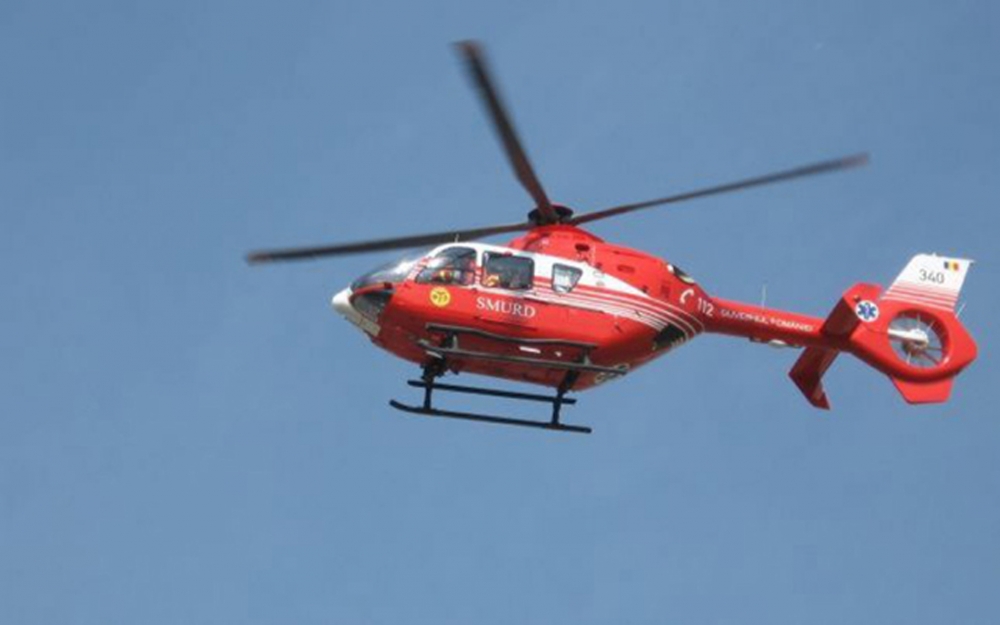 Transportat la spital cu elicopterul: Un muncitor și-a prins piciorul într-o motocoasă - smurd-1399470344.jpg