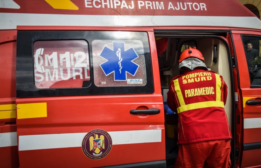 INCIDENT GRAV LA CONSTANȚA. Doi copii, de 7 și 14 ani, au ajuns la spital după ce au încercat să facă focul în sobă cu un spray - smurd-1581153580.jpg
