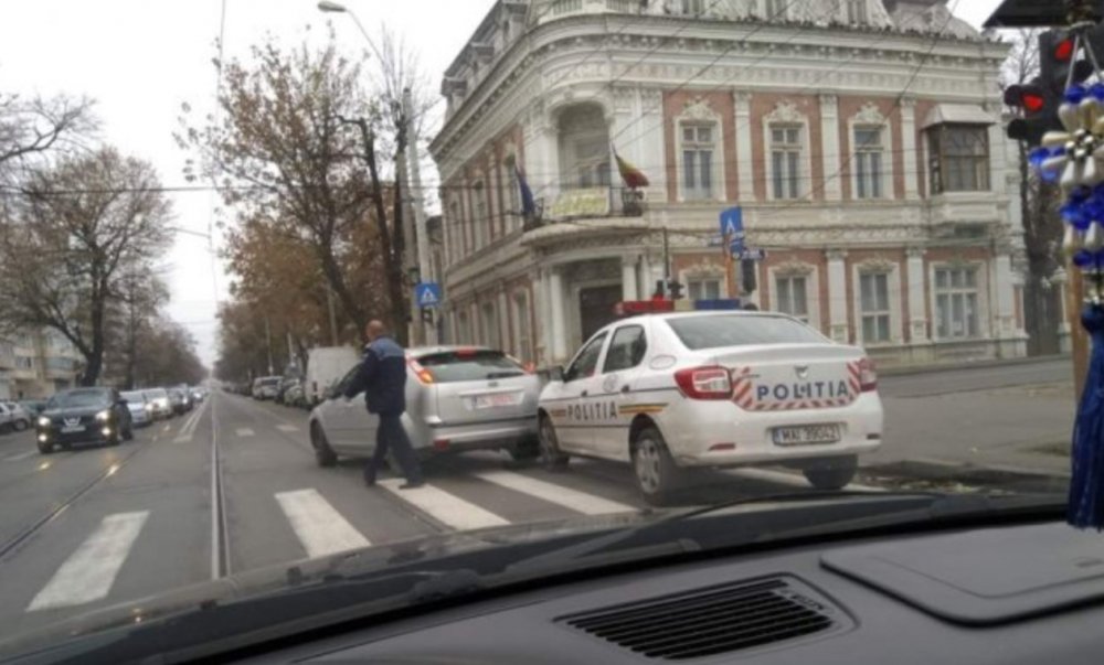 Un șofer a fost trezit de polițiști, după ce a adormit la semafor în prima zi a noului an - sofer-1672683345.jpg