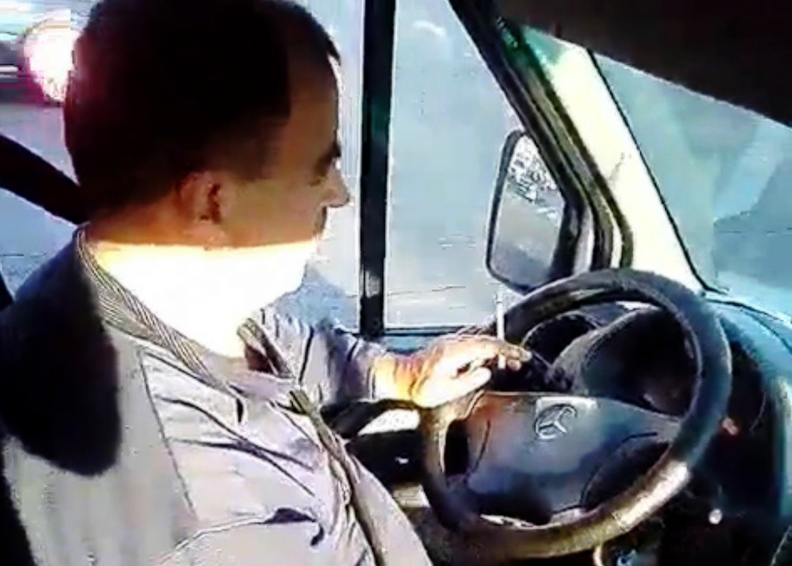 VIDEO. Șofer de maxi-taxi, filmat în timp ce fuma  la volan, în fața a doi elevi de gimnaziu - soferde-1481044658.jpg