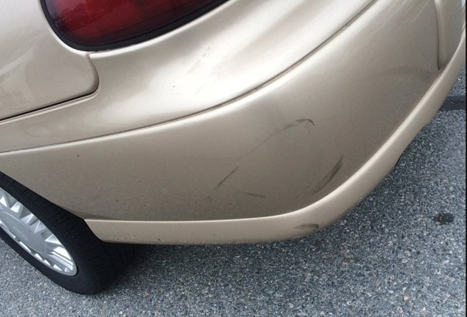 Un șofer a făcut un gest care a surprins internetul. A lovit mașina, apoi i-a lăsat păgubitului un bilețel - soferi-1666716357.jpg