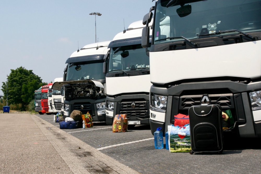 Şoferii de camion primesc doar drept temporar de muncă în Marea Britanie - soferiiromani-1633113289.jpg