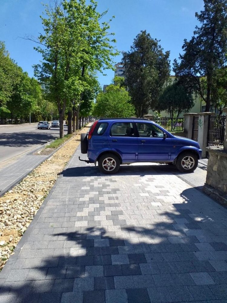 Șofer sancționat după ce s-a urcat cu mașina pe trotuarul proaspăt refăcut, la Constanța - sofersanctionat-1589478669.jpg