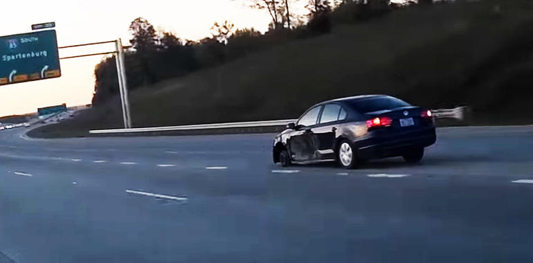 VIDEO incredibil / Șofer prins gonind cu 120 km/h, FĂRĂ O ROATĂ! - soferstrainsurprinspeautostradam-1480946062.jpg