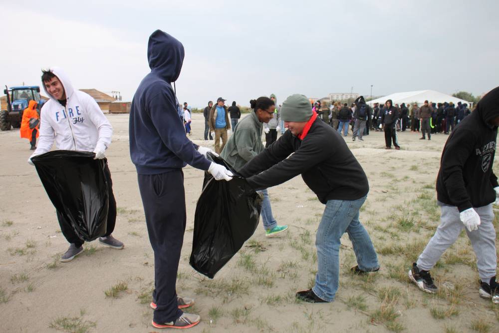 Soldații americani și lucrătorii ambasadei SUA la București curăță plaja din Mamaia - soldariicurata-1443085975.jpg