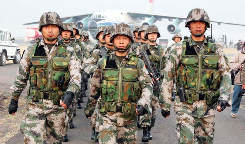 China dezvoltă arme electromagnetice pe care le-ar folosi într-un conflict cu SUA - soldatichinezi-1311342237.jpg
