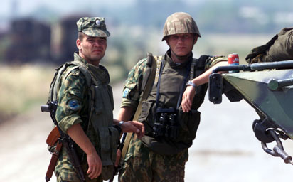 Kosovo trimite forțe speciale la granița cu Serbia - soldatikosovo-1311688570.jpg