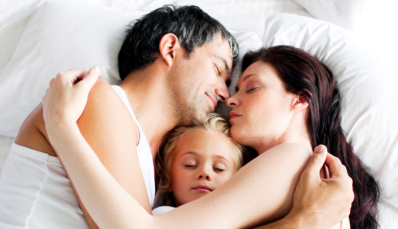 Ce se întâmplă dacă dormi cu părinții în pat - somnparinti-1508150084.jpg