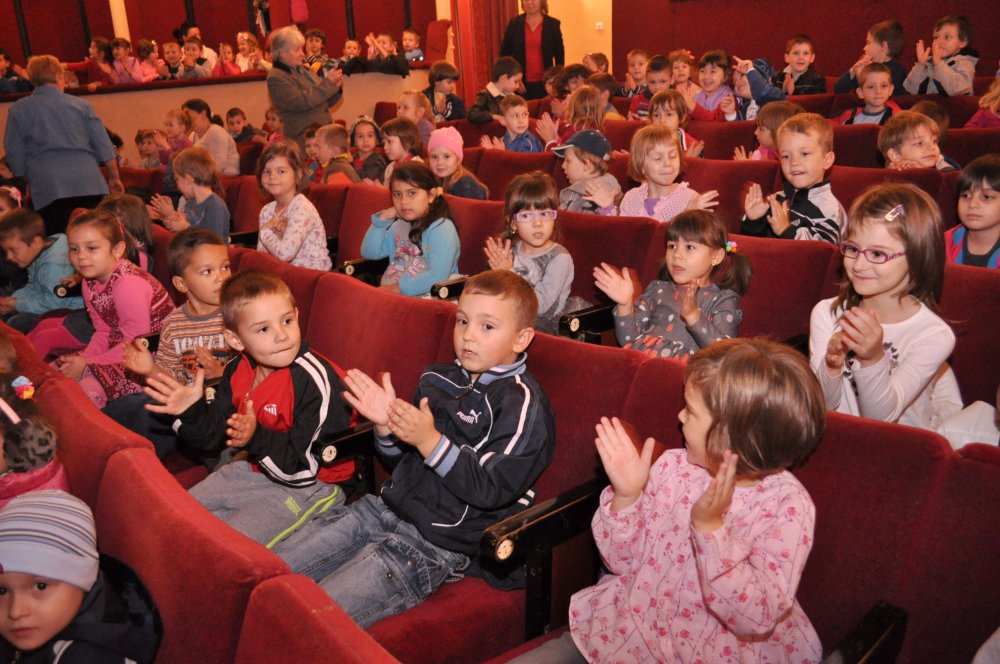 Spectacol pentru copii. Șoricelul Kiți Kiț și pisicile parșive vă așteaptă la teatru - soricel-1559847479.jpg