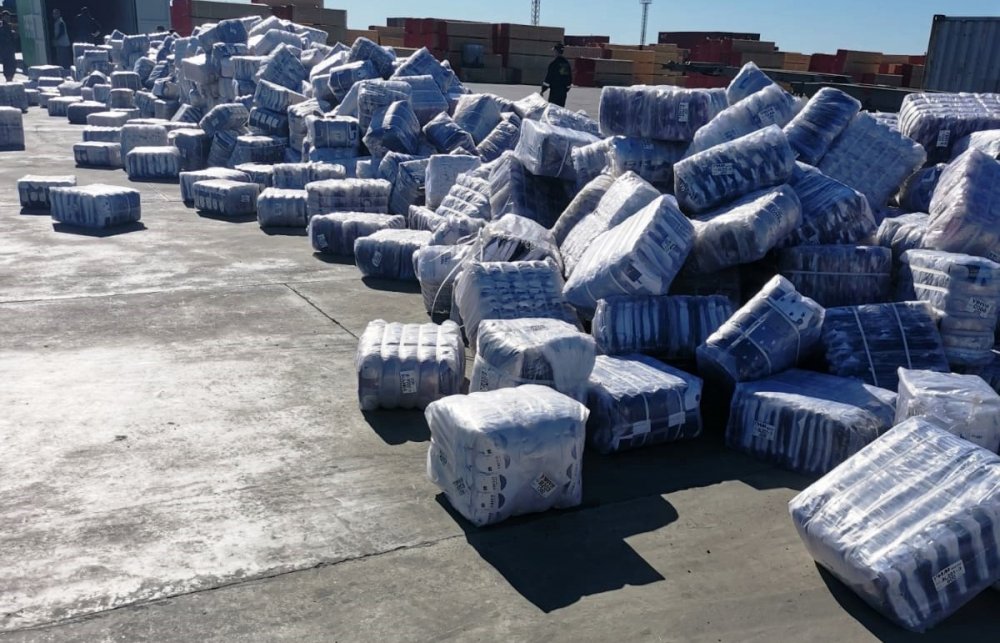 Peste 10.000 de perechi de șosete, importate din China, confiscate în port - soseteport-1620840718.jpg