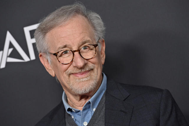 Steven Spielberg regretă că mulţi rechini au fost ucişi după filmul său 