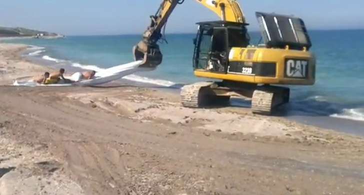 Sport extrem la malul mării! Excavator pe post de carusel acvatic pe plajă!  VIDEO - sport27813900-1339835470.jpg