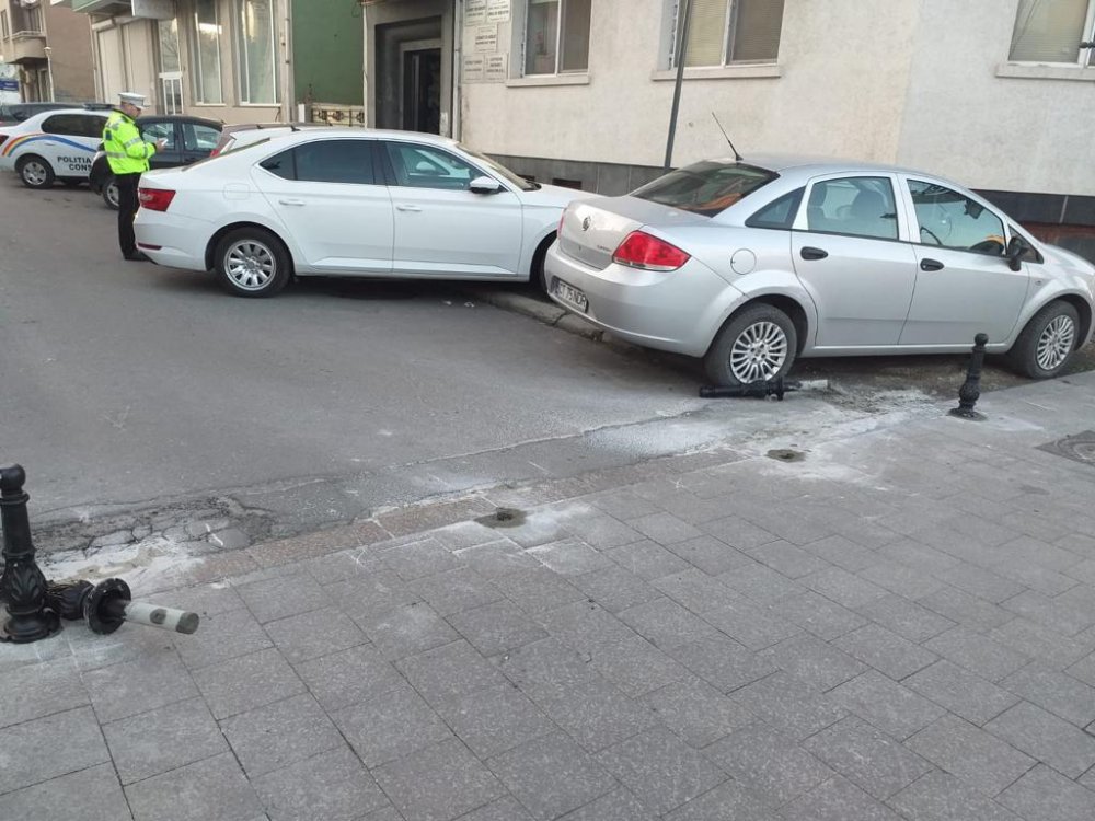 Stâlpișori care interzic accesul pe anumite străzi din Constanța, scoși din pământ - stalpi-1552561547.jpg