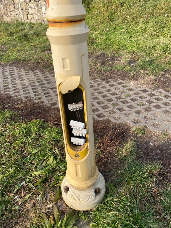 Stâlpi și coșuri de gunoi vandalizate în parcul Tăbăcărie! - stalpisicosuri-1579638782.jpg