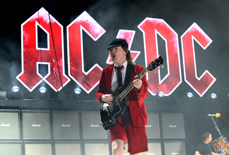 Stand-up comedy și Tribute AC/DC, la Club Phoenix - stand-1442762086.jpg