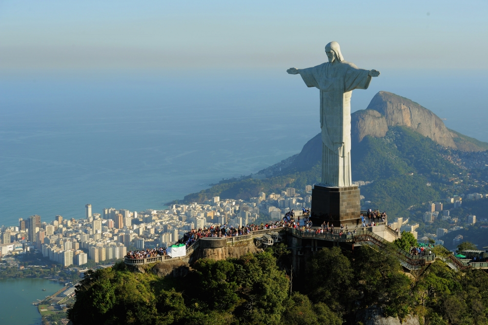 Statuia din Rio, luminată în culorile echipelor finaliste ale Cupei Mondiale - statuiemitzenfscom-1405064209.jpg