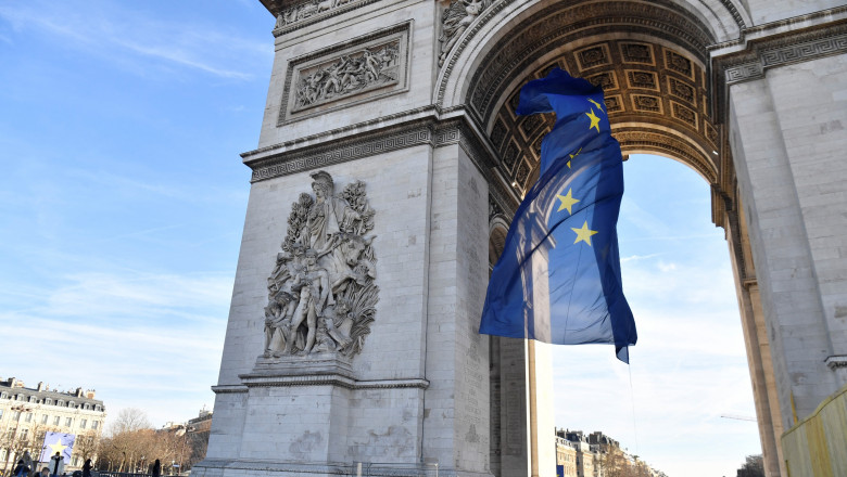 Steagul UE, dat jos de pe Arcul de Triumf din Paris, după protestele extremiştilor de dreapta - steagdatjos-1641223679.jpg