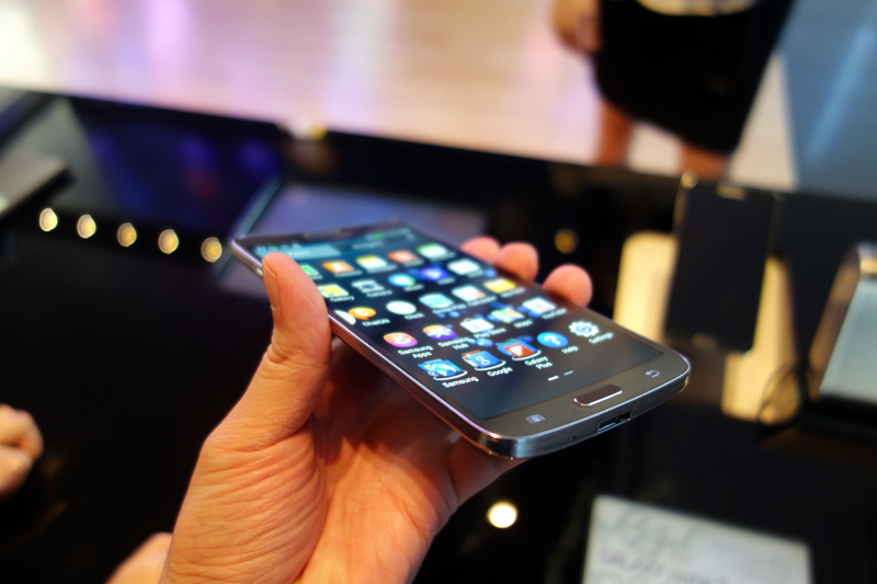 Samsung va lansa noi telefoane Galaxy cu ecran curbat - stiresamsung-1385316786.jpg
