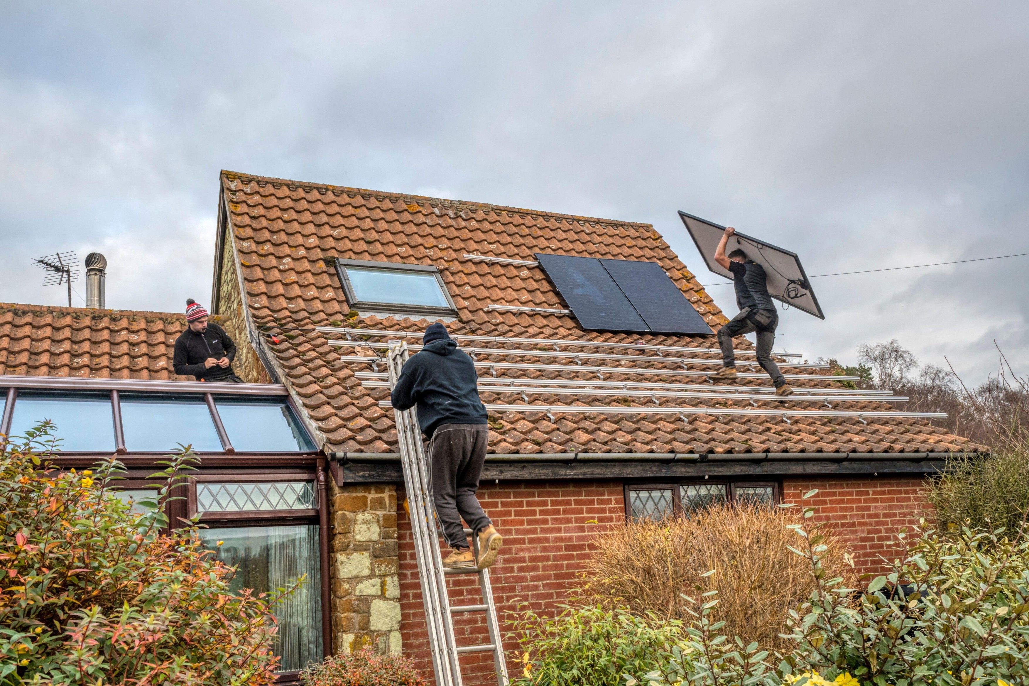 Prosumatorii care își instalează capacități fotovoltaice mult mai mari decât consumul propriu vor fi penalizați - stocare-1701182608.jpg