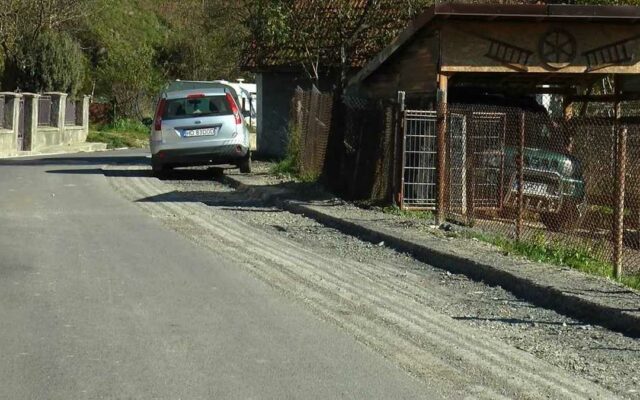 Se întâmplă în România! Un constructor s-a supărat și și-a luat înapoi asfaltul proaspăt turnat - strada-1666622064.jpeg