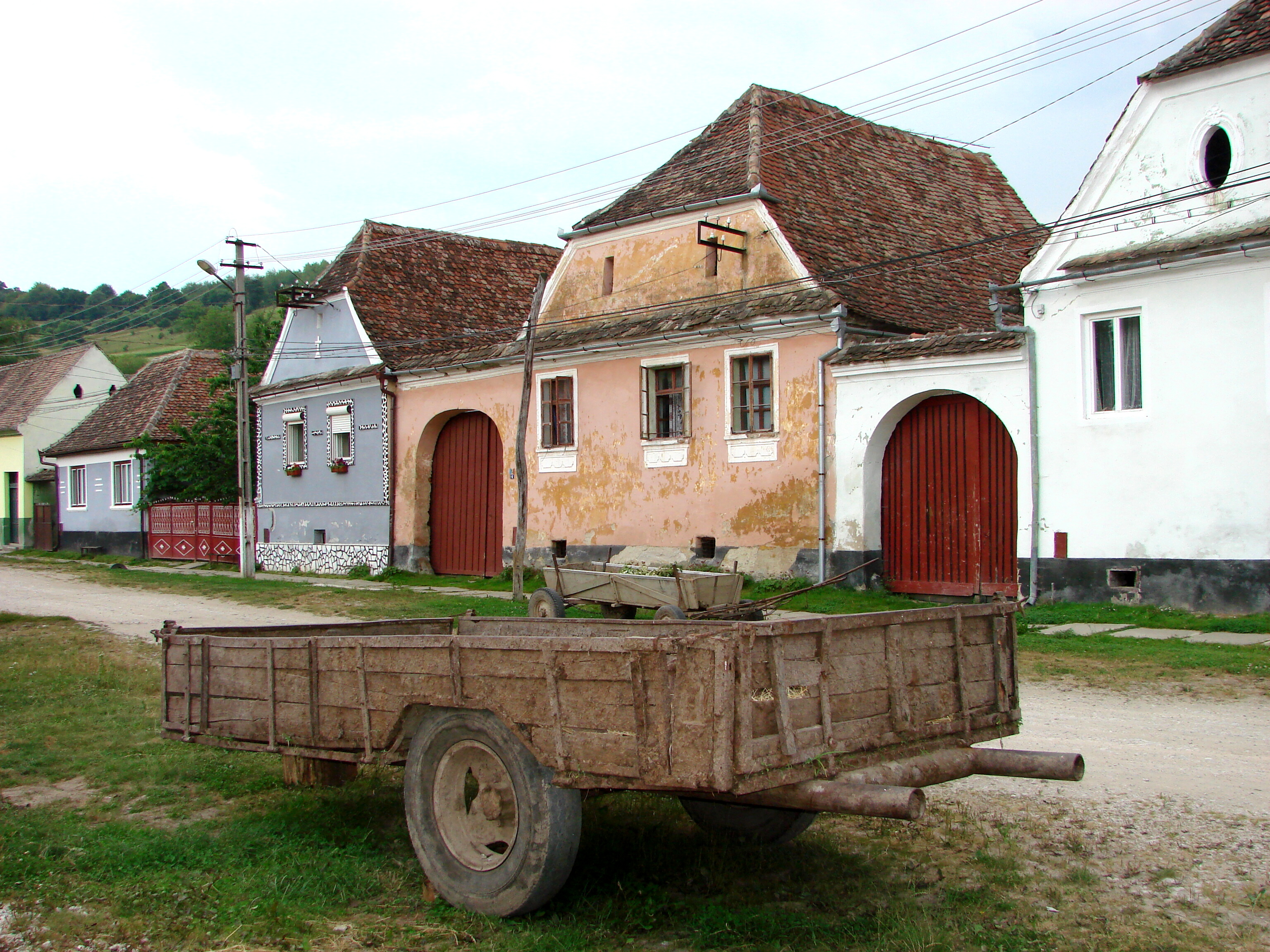 Opt imobile tradiţionale din Situl Rural Biertan vor fi conservate cu fonduri PNRR - streetscenebiertanromania-1691326232.jpg